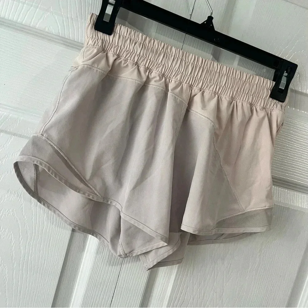 Lululemon Hotty Hot Short Asym Light Chrome/White sz:4 4” Asymmetrical
